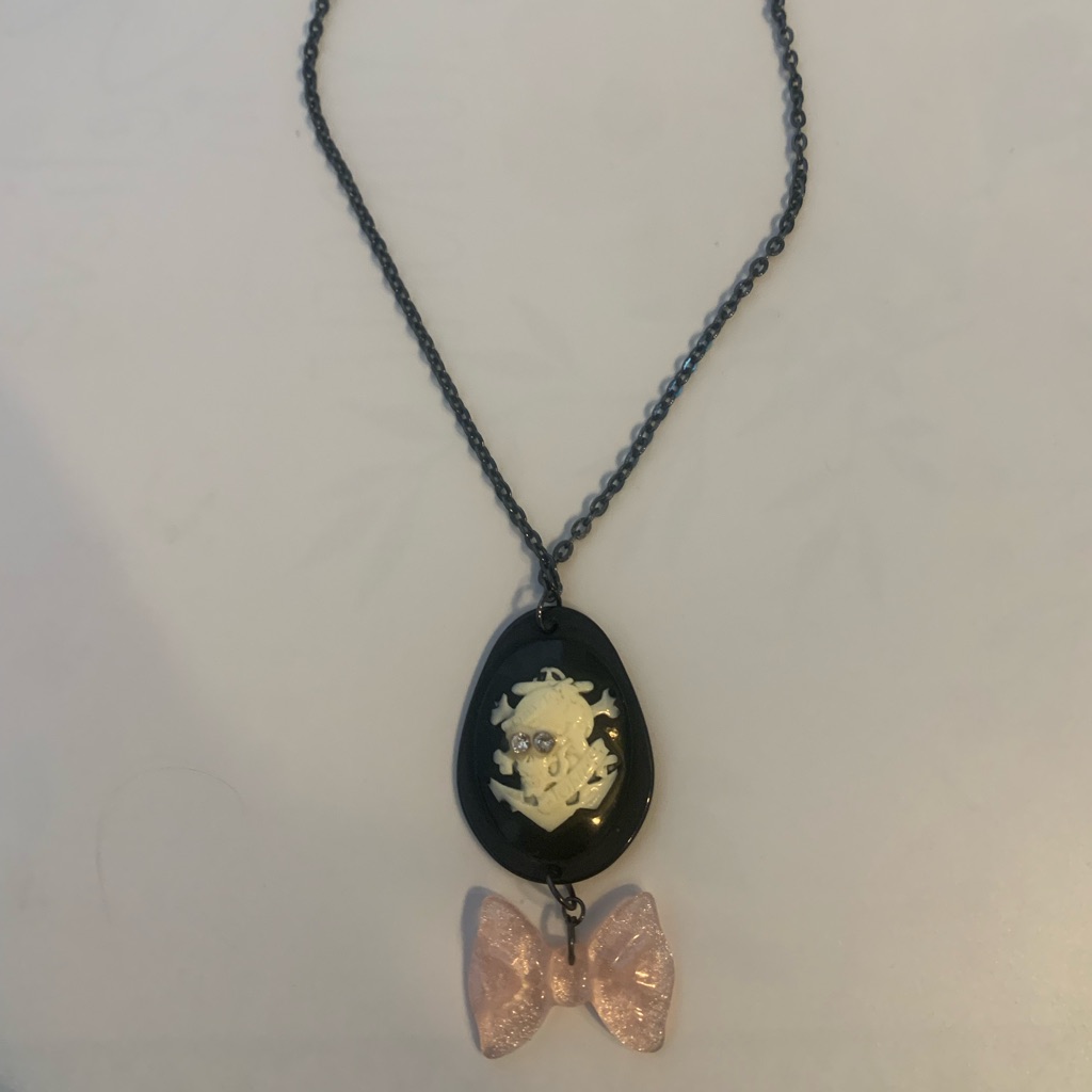 Hot Topic Pirate Of The Caribbean Skull Necklace